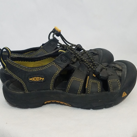 keen closed toe sandals